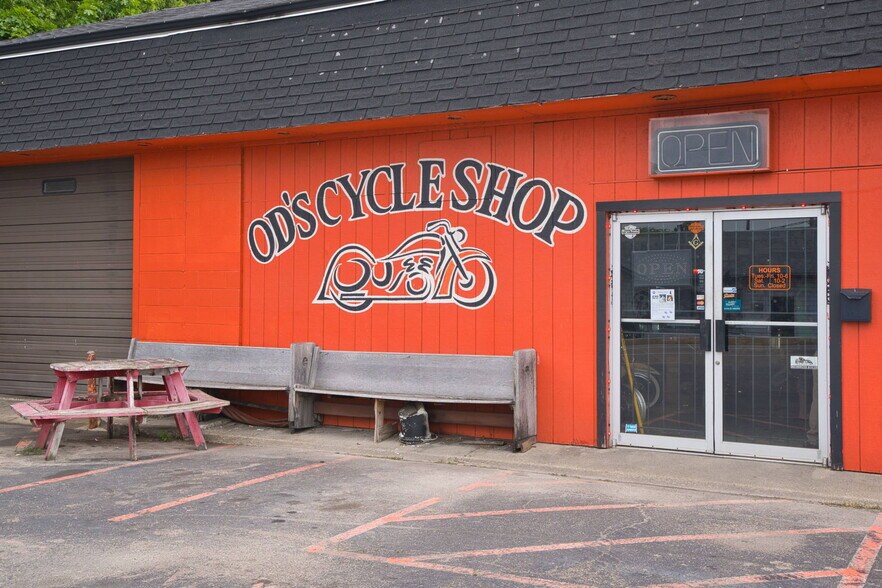 More Photos Of 140 S River St, Franklin Storefront For Sale