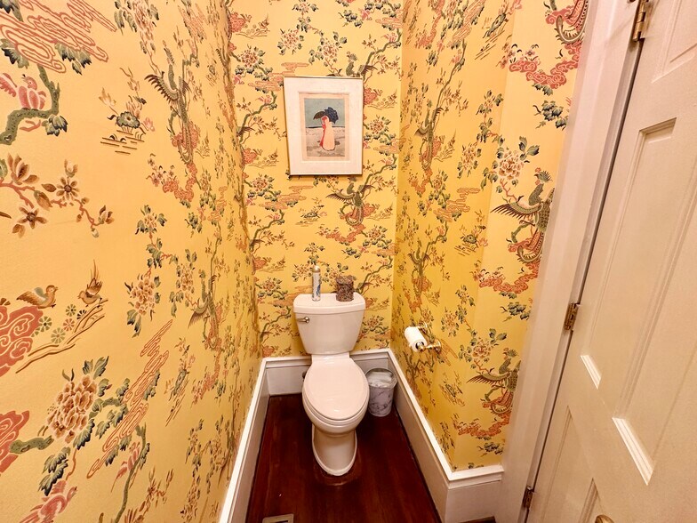 More Photos Of 615 College St, Clinton Hotel For Sale