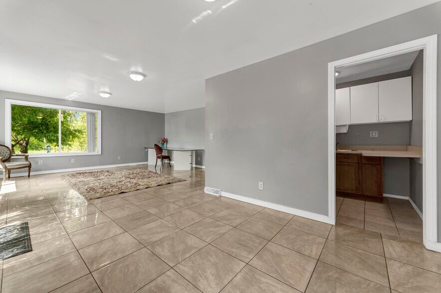 More Photos Of 7969 Richardson Rd, West Bloomfield Office Residential For Sale