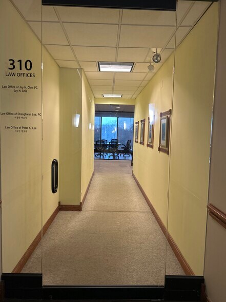 More Photos Of 2454 E Dempster St, Des Plaines Medical For Lease