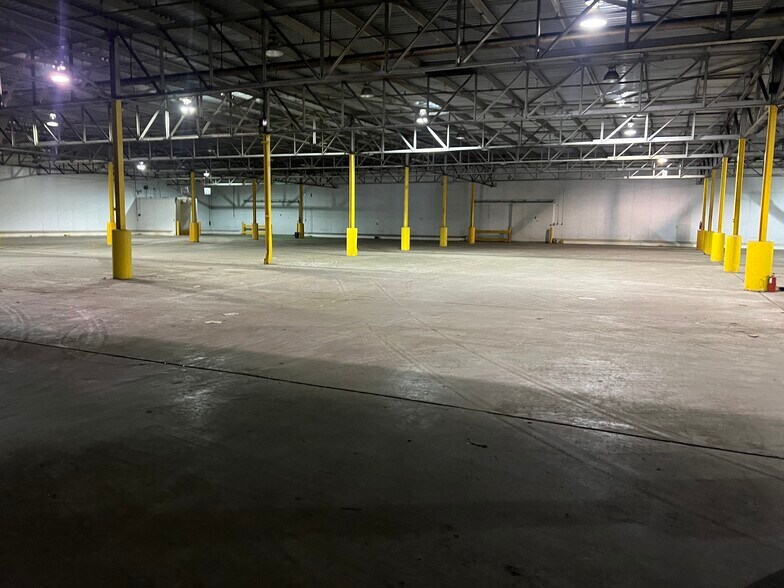 More Photos Of 2421 Dennis St, Jacksonville Warehouse For Lease