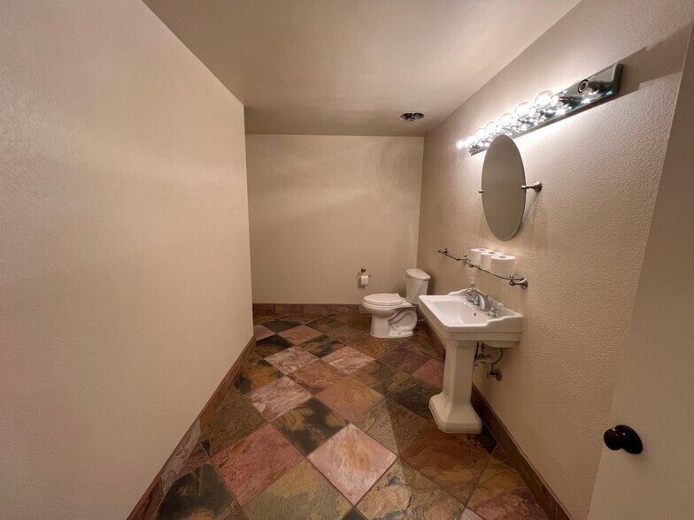 More Photos Of 3909 Vegas Dr, Las Vegas Office For Sale