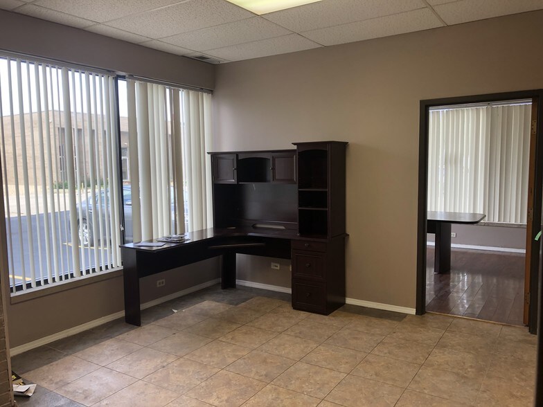 More Photos Of 220-320 Howard Ave, Des Plaines Light Distribution For Sale