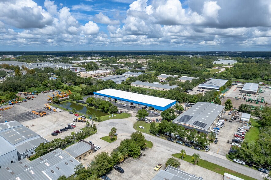 More Photos Of 300 Northstar Ct, Sanford Flex For Lease