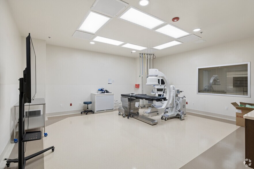 More Photos Of 5000 Commerce Dr, Bakersfield Medical For Sale