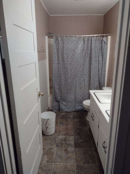 More Photos Of 322 Augusta Ave, Dekalb Dormitory For Sale