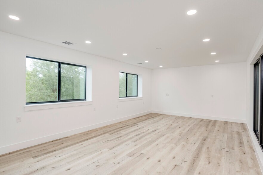 More Photos Of 15210 Fitzhugh Rd, Austin Warehouse For Lease