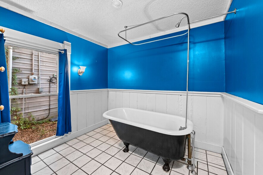 More Photos Of 202 N Newsom St, Mineola General Retail For Sale