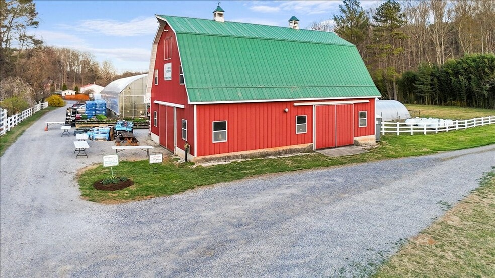 More Photos Of 1356 Coopers Cove Rd, Hardy Specialty For Sale