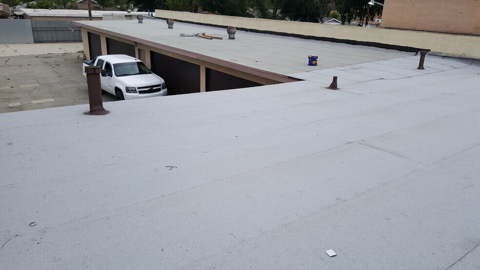 More Photos Of 208-210 E State St, Ontario Service For Lease