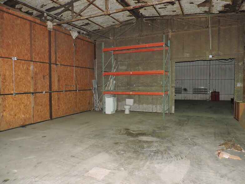 More Photos Of 920 W Mason St, Mabank Manufacturing For Sale