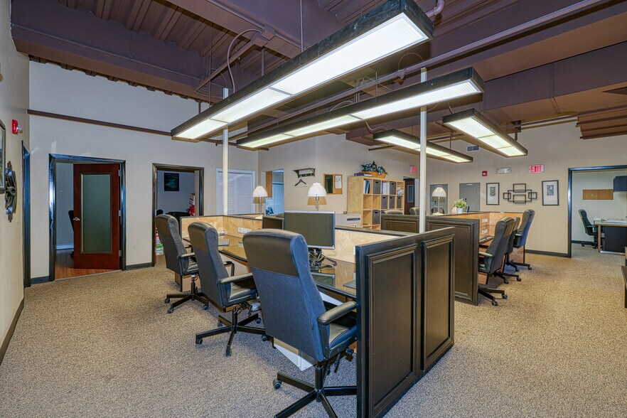 More Photos Of 10700 W Higgins Rd, Rosemont Loft Creative Space For Sale