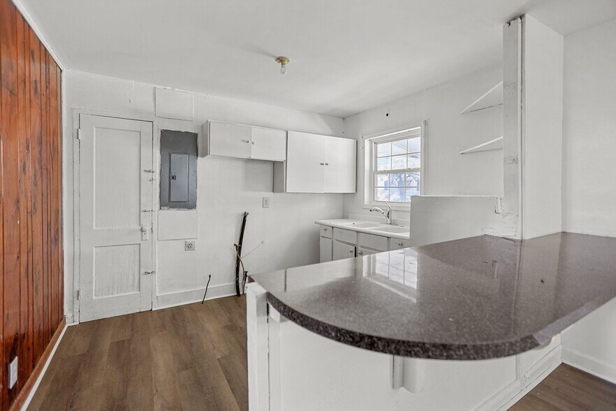 More Photos Of 138 Main St, Sharpsburg Flex For Sale