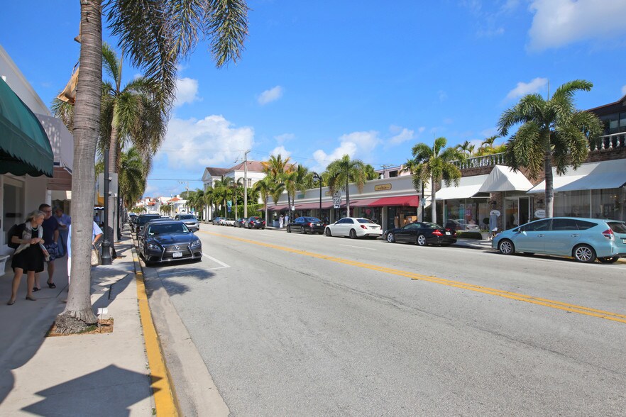 More Photos Of 301-305 S County Rd, Palm Beach Storefront For Lease