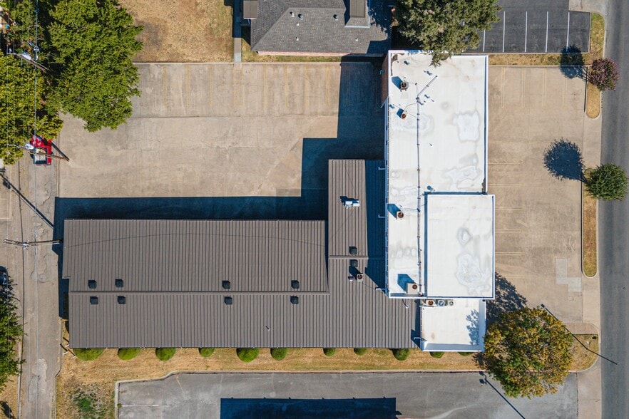 More Photos Of 207 N Ridgeway Dr, Cleburne Office For Sale