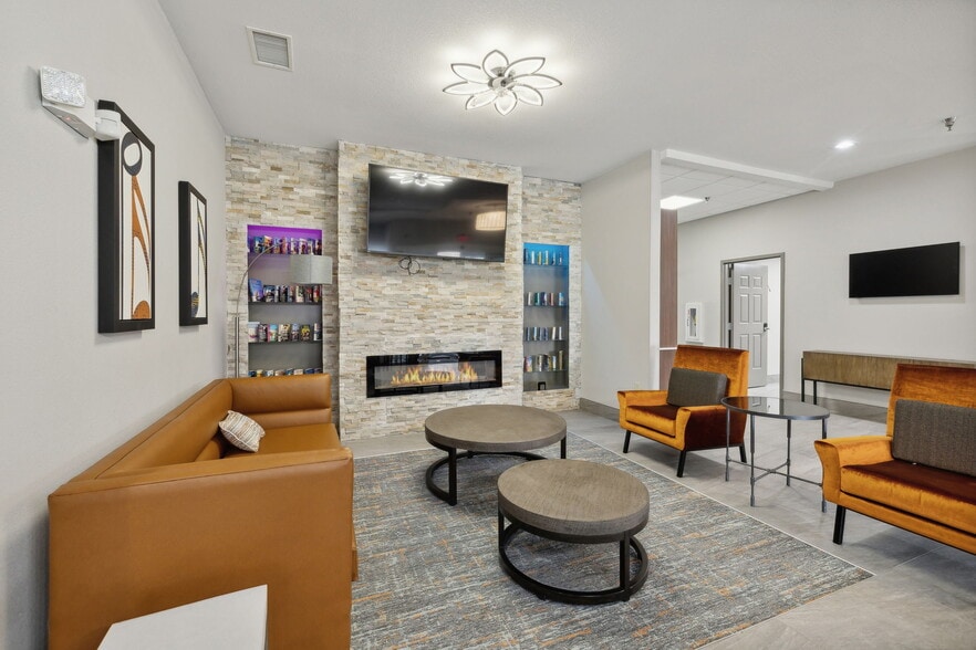 More Photos Of 126 Expressway Dr, Manchester Hotel For Sale