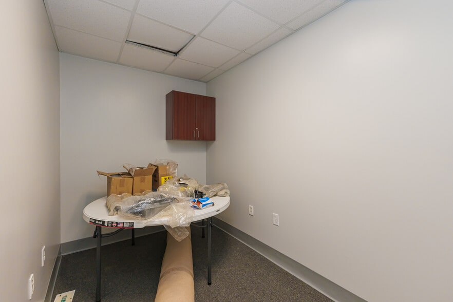 More Photos Of 5513 N Oxford St, Indianapolis Showroom For Lease