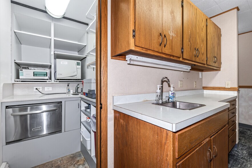 More Photos Of 9758 W Lake Ave, Minocqua Medical For Sale