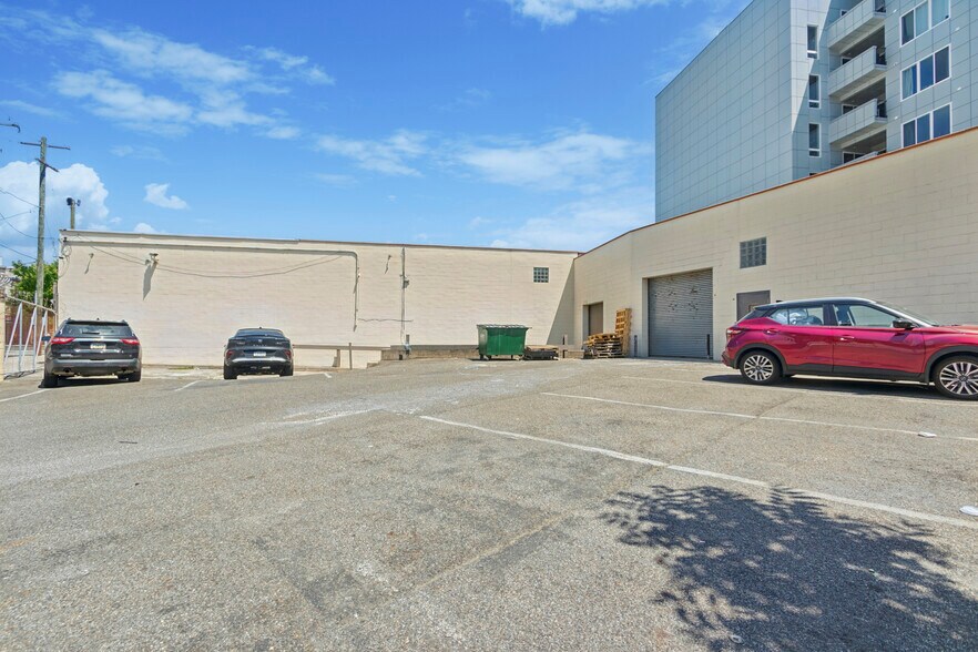 More Photos Of 210 W Girard Ave, Philadelphia Storefront For Sale