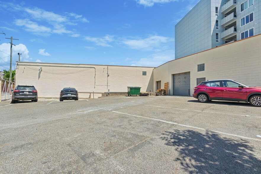 More Photos Of 210 W Girard Ave, Philadelphia Storefront For Lease