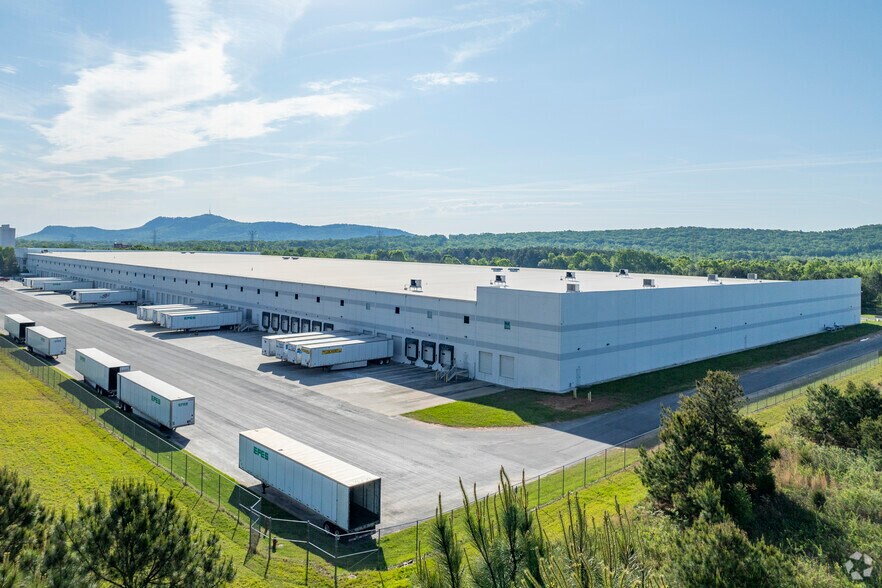 More Photos Of 121 Woodlake Parkway, Kings Mountain Warehouse For Lease