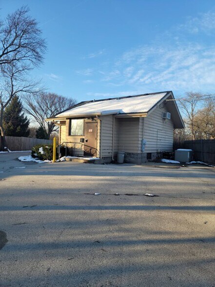 More Photos Of 1815 Dundee Rd, Northbrook Storefront Retail Office For Sale