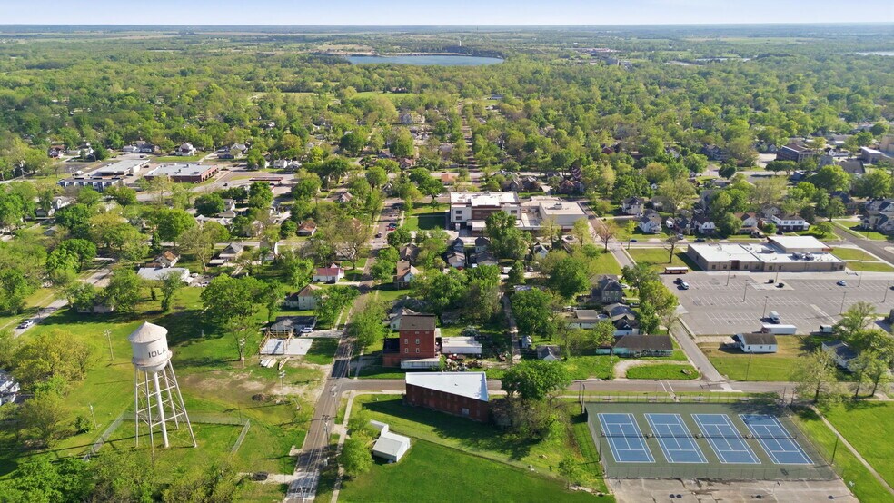 More Photos Of 512 Monroe st, Iola Loft Creative Space For Sale