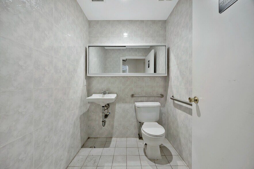 More Photos Of 14311 Willets Point Blvd, Flushing Office For Sale