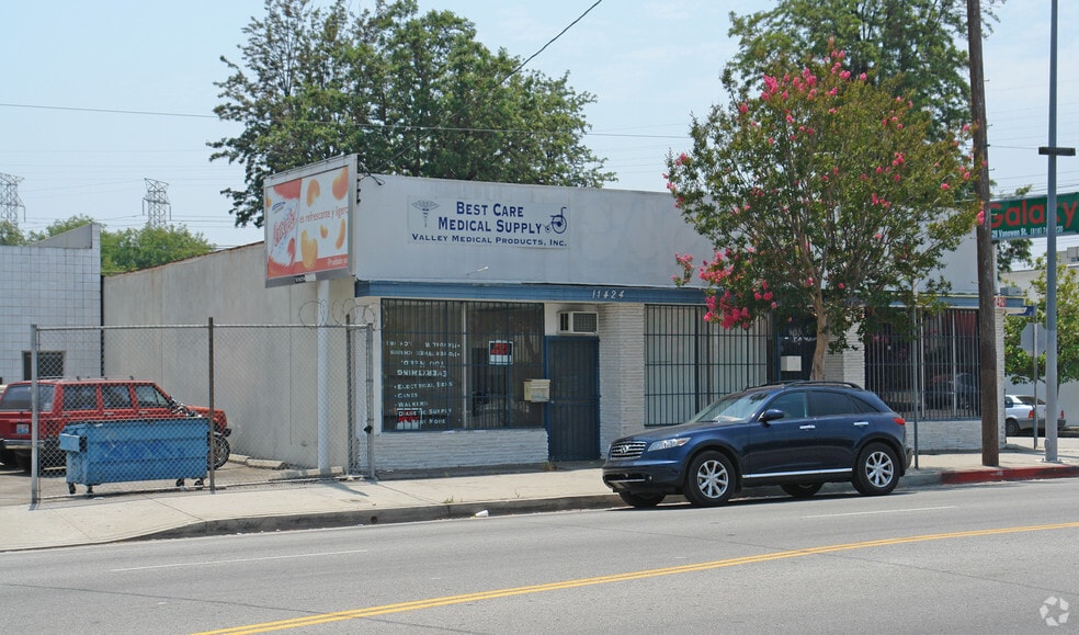 More Photos Of 11424-11428 Vanowen St, North Hollywood Storefront Retail Office For Lease