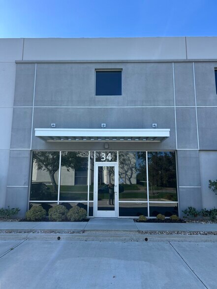 More Photos Of 34 Thomas, Irvine Research And Development For Lease