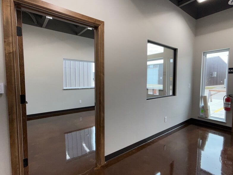 More Photos Of 8136 Silver Crossing, Oklahoma City Warehouse For Lease