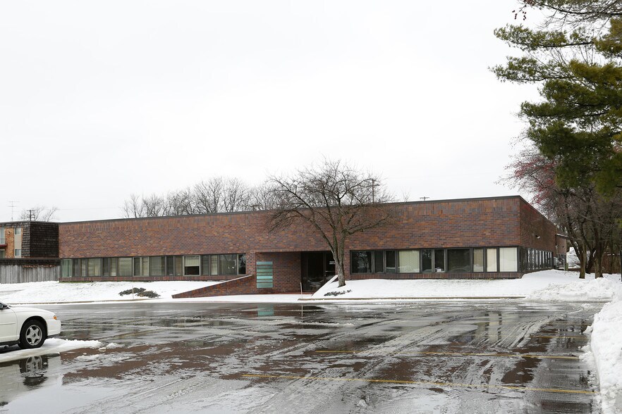 More Photos Of 2000 Burton St SE, Grand Rapids Medical For Lease