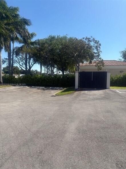 More Photos Of 828 Pembroke Rd, Hallandale Unknown For Lease