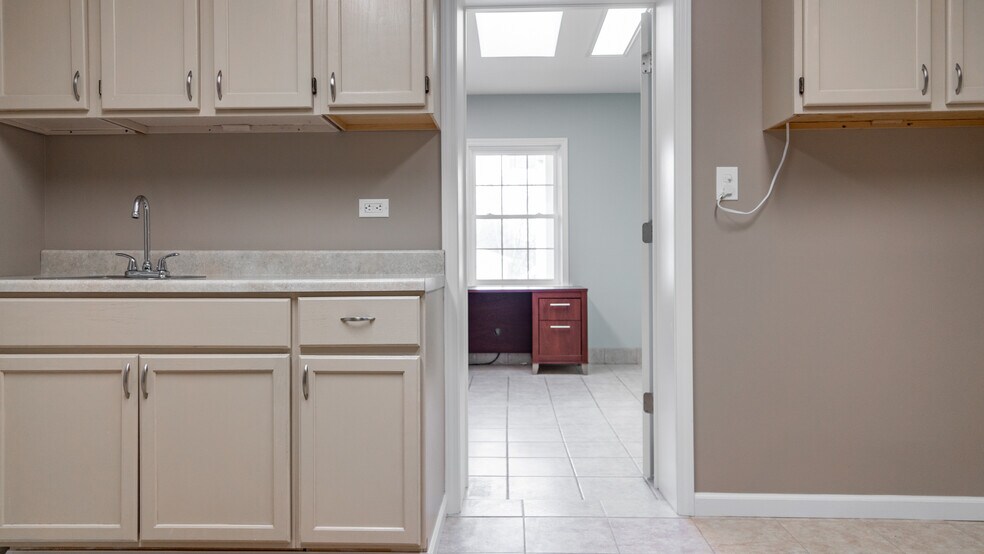 More Photos Of 218 Oak St, Grove City Office For Lease