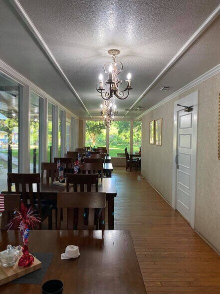 More Photos Of 205 SW Barnard St, Glen Rose Hotel For Sale