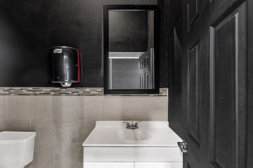 More Photos Of 7318 S 89th Pl, Mesa Showroom For Sale