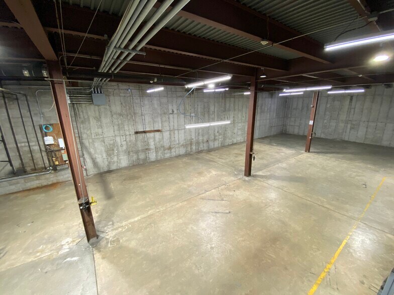 More Photos Of 2887 N College Ave, Fayetteville Warehouse For Lease