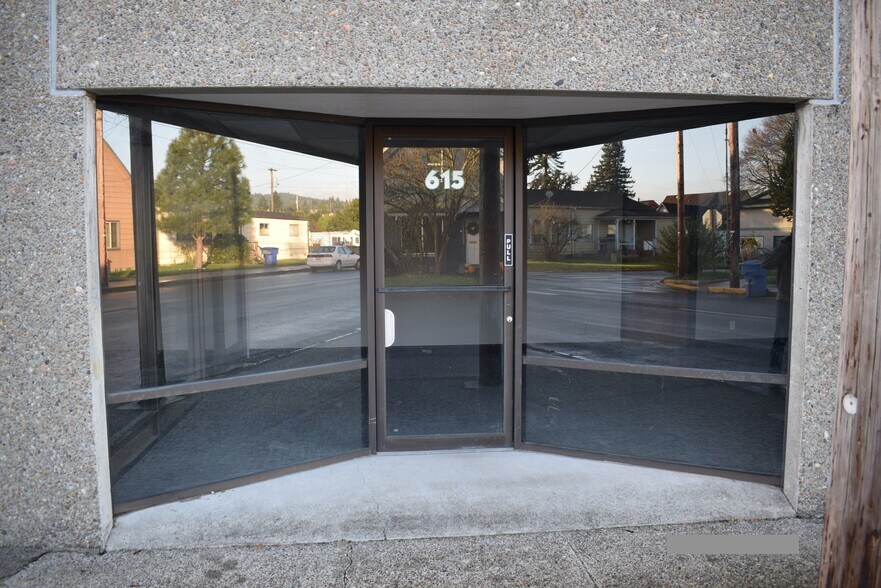 More Photos Of 613 Pacific Ave S, Kelso Distribution For Lease