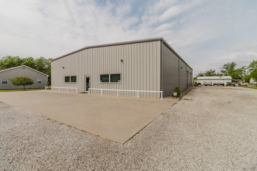 More Photos Of 2325 S Crest St, Wichita Warehouse For Sale