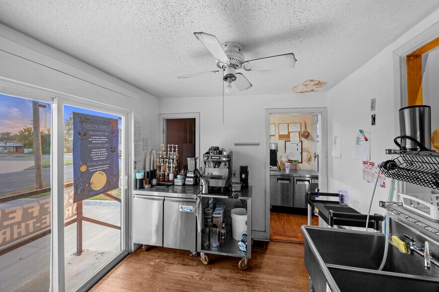 More Photos Of 202 N Newsom St, Mineola General Retail For Sale