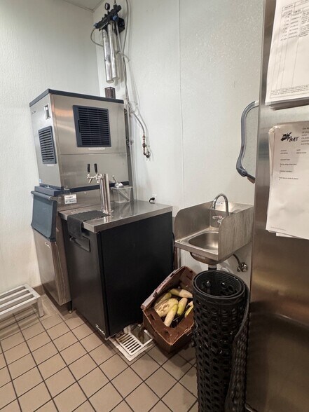 More Photos Of 7862 Warner Ave, Huntington Beach General Retail For Lease
