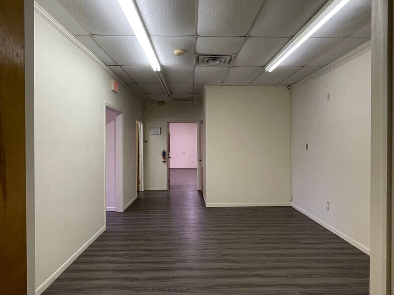 More Photos Of 204 W Coombs St, Alvin Medical For Lease