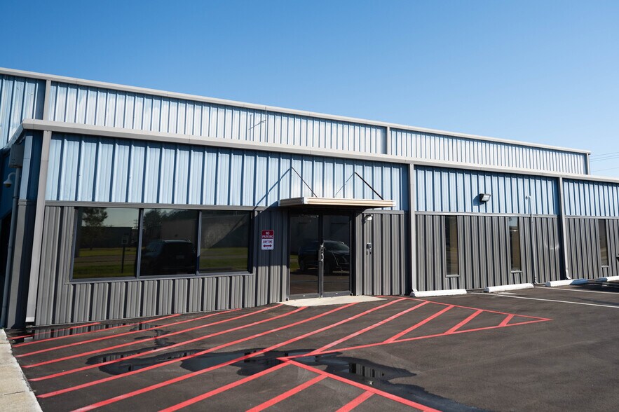 More Photos Of 7095 Roscoe Turner Rd, Kiln Airplane Hangar For Lease