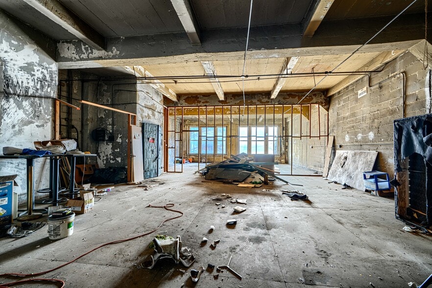 More Photos Of 414-416 E Baltimore St, Baltimore Bar For Sale