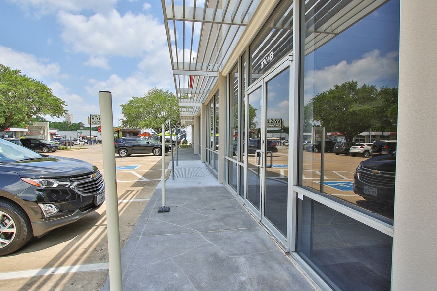 More Photos Of 3701 S Shepherd Dr, Houston Unknown For Lease