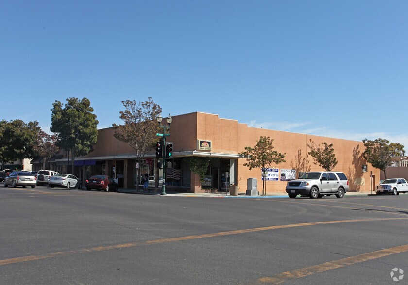 More Photos Of 1032-1048 6th St, Los Banos Storefront For Lease
