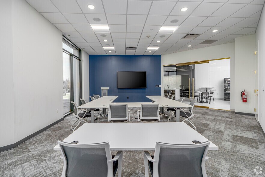 More Photos Of 9144 Arrowpoint Blvd, Charlotte Office For Sale