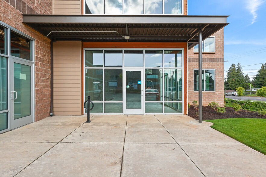 More Photos Of 21600 SE Stark St, Gresham Service For Lease