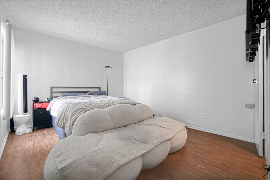 More Photos Of 8011 Romaine St, Los Angeles Apartments For Sale