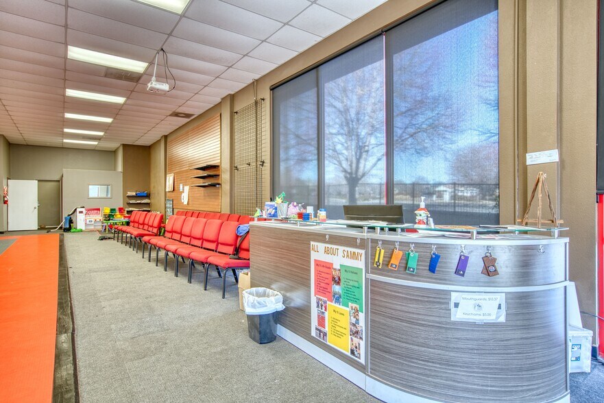 More Photos Of 305-325 Waneka Pky, Lafayette General Retail For Lease